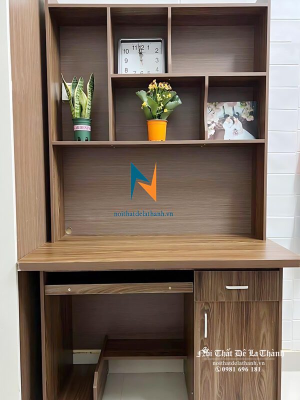 Hình ảnh thực tế chiếc bàn học kiêm bàn vi tính giá rẻ, kích thước 1mx1m95, chất liệu gô ép, màu óc chó