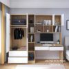 Thiết kế bên trong chiếc tủ liền bàn học với 2 ngăn kéo, suốt treo, hốc để đồ
