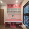 Hình ảnh thực tế chiếc bàn học màu hồng pha màu trắng, gỗ mdf, kích thước 1m6x1m95, dành cho 2 bé gái