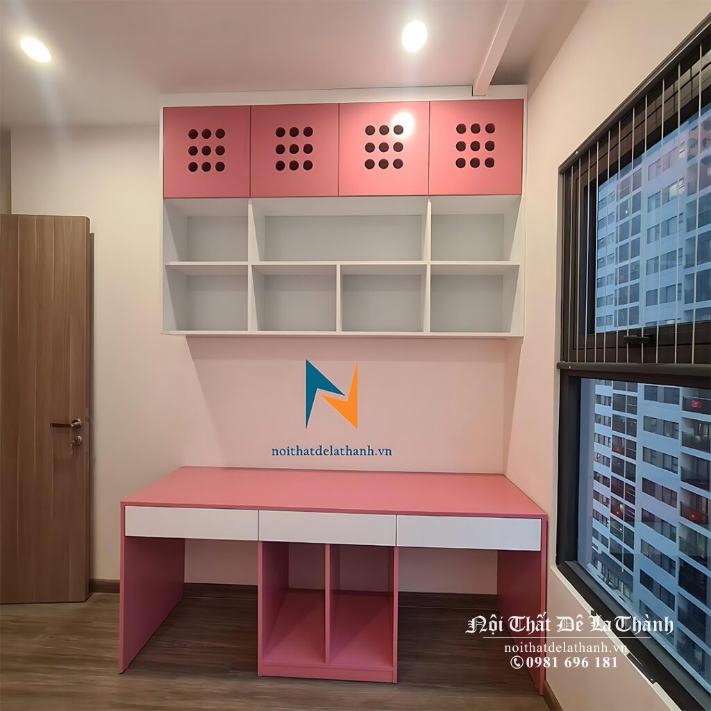 Hình ảnh thực tế chiếc bàn học màu hồng pha màu trắng, gỗ mdf, kích thước 1m6x1m95, dành cho 2 bé gái