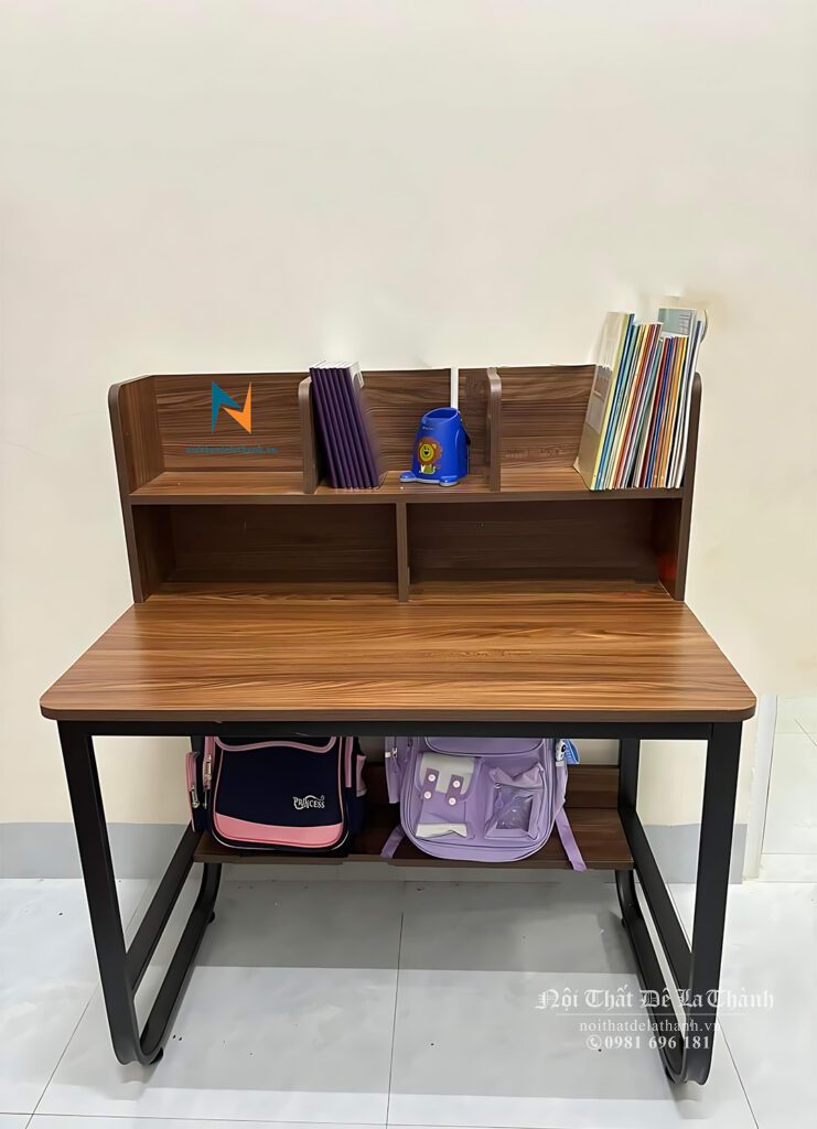 Hình ảnh thực tế chiếc bàn học sinh nhỏ 60cm, chân sắt, dành cho học sinh lớp 1