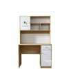 Chiếc bàn học sinh thiết kế cơ bản tiện lợi với tủ đựng đồ, ngăn kéo để bút, bên trên là giá sách, kích thước 1mx1m6, phối màu 388 và màu trắng đơn giản nhưng đẹp mắt