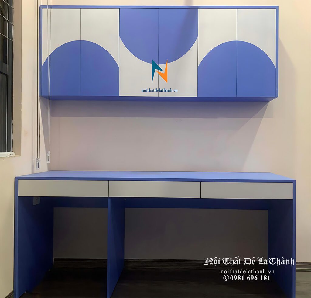 Hình ảnh thực tế chiếc bàn học đẹp dành cho 2 bé được phối 2 màu trắng và tím rất đẹp