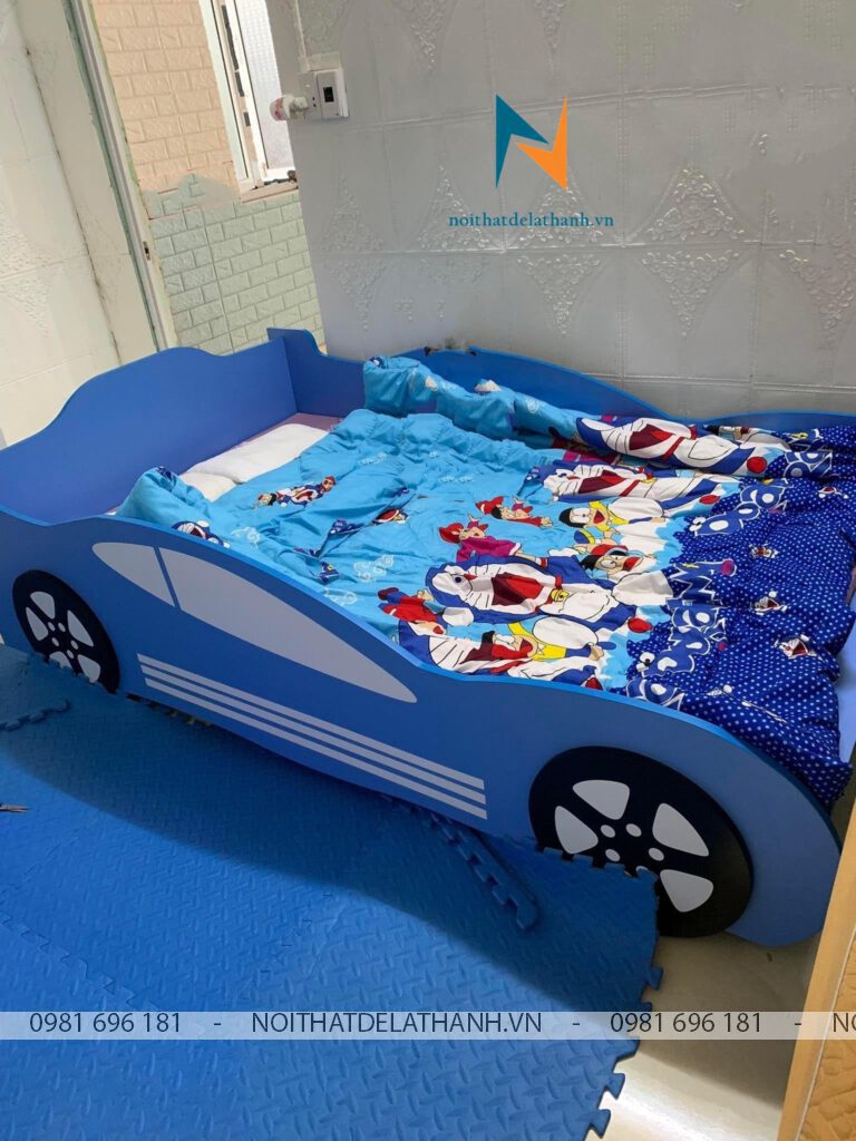 Chiếc giường ô tô dành riêng cho bé trai với thiết kế nam tính khỏe khoắn thể hiện bằng các gam màu mạnh là xanh, trắng và đen; gỗ MDF chắc chắn và bền đẹp, rất đáng sở hữu cho các bé trai 