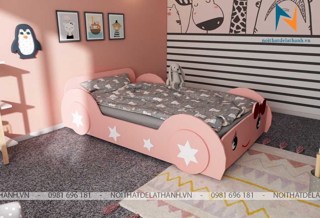 Chiếc giường ô tô kích thước 1m2x2m, gỗ MDF phun sơn màu hồng phấn, thiết kế dành riêng cho bé gái với màu sắc nữ tính, đôi mắt đèn pha của xe cũng là 1 đôi mắt của bé gái