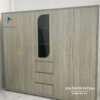 Thiết kế của chiếc tủ 5 cánh hiện đại, gồm 4 cánh dài, 2 cánh cộc, 3 ngăn kéo, 2 khoang lớn treo quần áo, cánh cộc là cánh gỗ pha kính