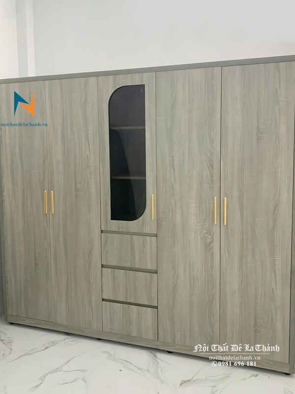 Thiết kế của chiếc tủ 5 cánh hiện đại, gồm 4 cánh dài, 2 cánh cộc, 3 ngăn kéo, 2 khoang lớn treo quần áo, cánh cộc là cánh gỗ pha kính