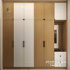 Chiếc tủ âm tường phong cách hiện đại thiết kế siêu đẹp, kích thước 2m4x2m6 kịch trần, bên phải tủ có gương trang điểm, cánh phối luôn phiên giữa cánh màu gỗ nâu và cánh trắng rất đẹp mắt