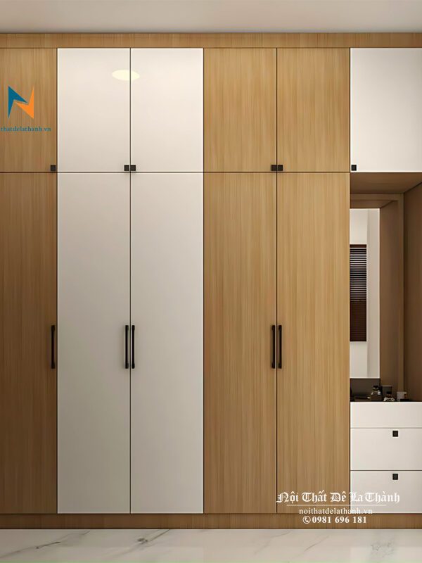 Chiếc tủ âm tường phong cách hiện đại thiết kế siêu đẹp, kích thước 2m4x2m6 kịch trần, bên phải tủ có gương trang điểm, cánh phối luôn phiên giữa cánh màu gỗ nâu và cánh trắng rất đẹp mắt