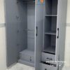 Thiết kế bên trong chiếc tủ gỗ công nghiệp 1m2, gồm 3 ngăn kéo, 1 khoang treo đồ và 1 khoang để quần áo gấp