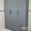 Chiếc tủ gỗ công nghiệp 1m2x2m, 3 cánh, 2 ngăn kéo bên ngoài, màu chì sang trọng