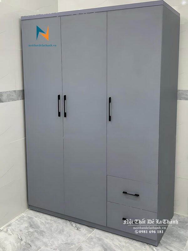 Chiếc tủ gỗ công nghiệp 1m2x2m, 3 cánh, 2 ngăn kéo bên ngoài, màu chì sang trọng