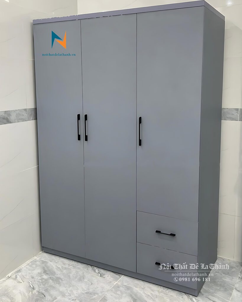 Chiếc tủ gỗ công nghiệp 1m2x2m, 3 cánh, 2 ngăn kéo bên ngoài, màu chì sang trọng