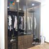 Chiếc tủ áo bằng kính có kích thước 2m x 2m6; khung nhôm sơn tĩnh điện, cánh kính cường lực màu đen rất sang trọng