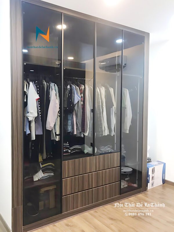 Chiếc tủ áo bằng kính có kích thước 2m x 2m6; khung nhôm sơn tĩnh điện, cánh kính cường lực màu đen rất sang trọng