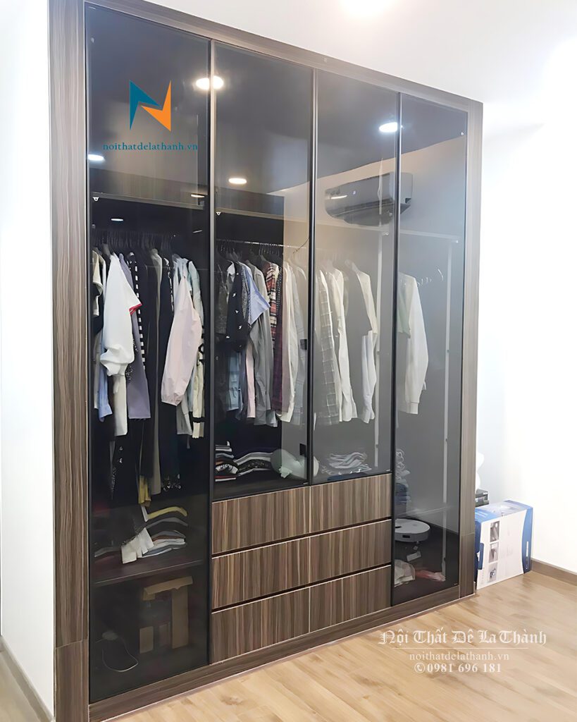Chiếc tủ áo bằng kính có kích thước 2m x 2m6; khung nhôm sơn tĩnh điện, cánh kính cường lực màu đen rất sang trọng