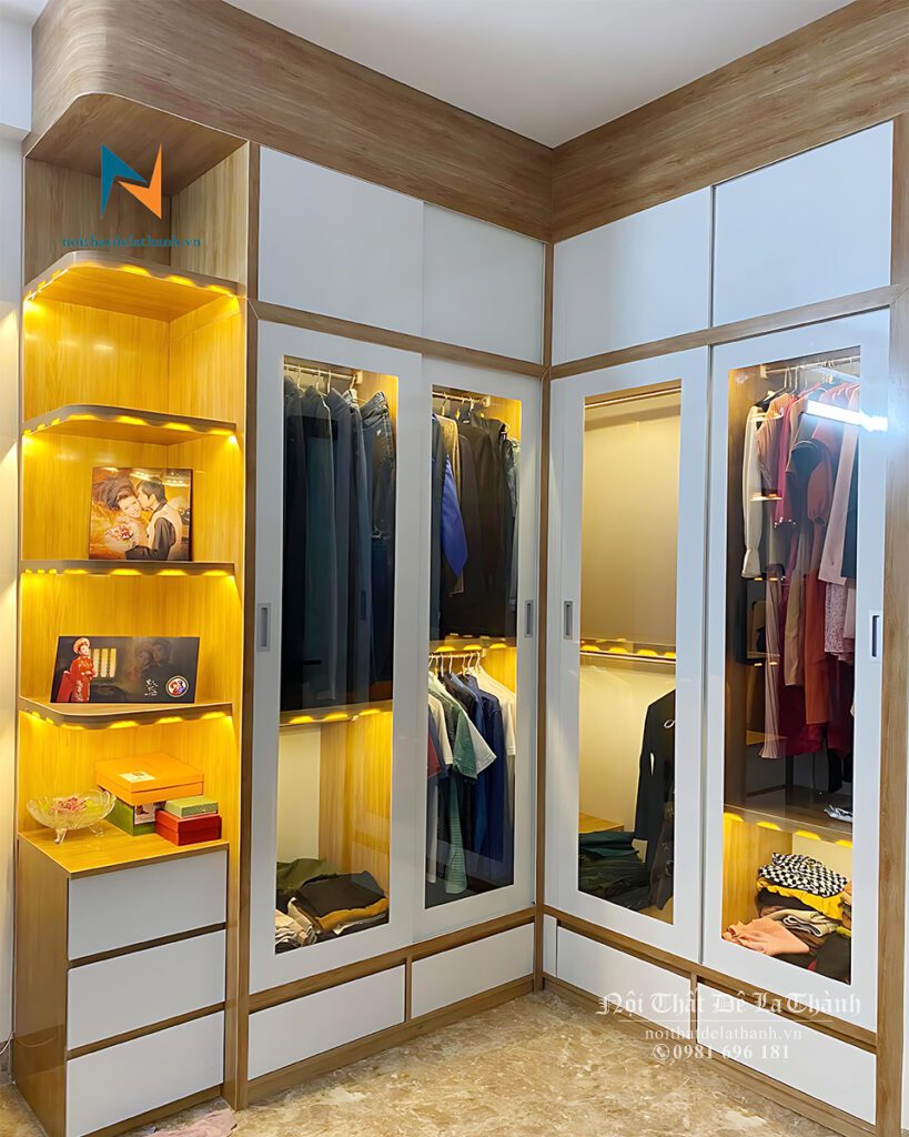 Chiếc tủ áo thân gỗ MDF, cánh kính 5li, kích thước 2m x 2m6 có đèn led rất đẹp mắt