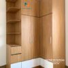 Chiếc tủ chữ L 2m x 2m6 thiết kế 3 cánh mở và 1 góc trang trí, chất liệu gỗ MDF phủ melamine