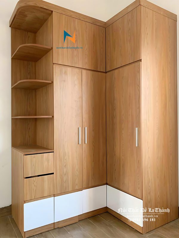 Chiếc tủ chữ L 2m x 2m6 thiết kế 3 cánh mở và 1 góc trang trí, chất liệu gỗ MDF phủ melamine