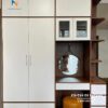 Chiếc tủ quần áo kèm bàn trang điểm 1m8x2m6 full trần, với thiết kế bên trái là khoang đựng đồ, bên phải là bàn trang điểm, bên phải cùng có kệ trang trí tiện dụng - một thiết kế hiện đại và đa năng