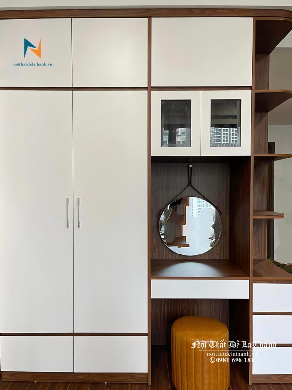 Chiếc tủ quần áo kèm bàn trang điểm 1m8x2m6 full trần, với thiết kế bên trái là khoang đựng đồ, bên phải là bàn trang điểm, bên phải cùng có kệ trang trí tiện dụng - một thiết kế hiện đại và đa năng