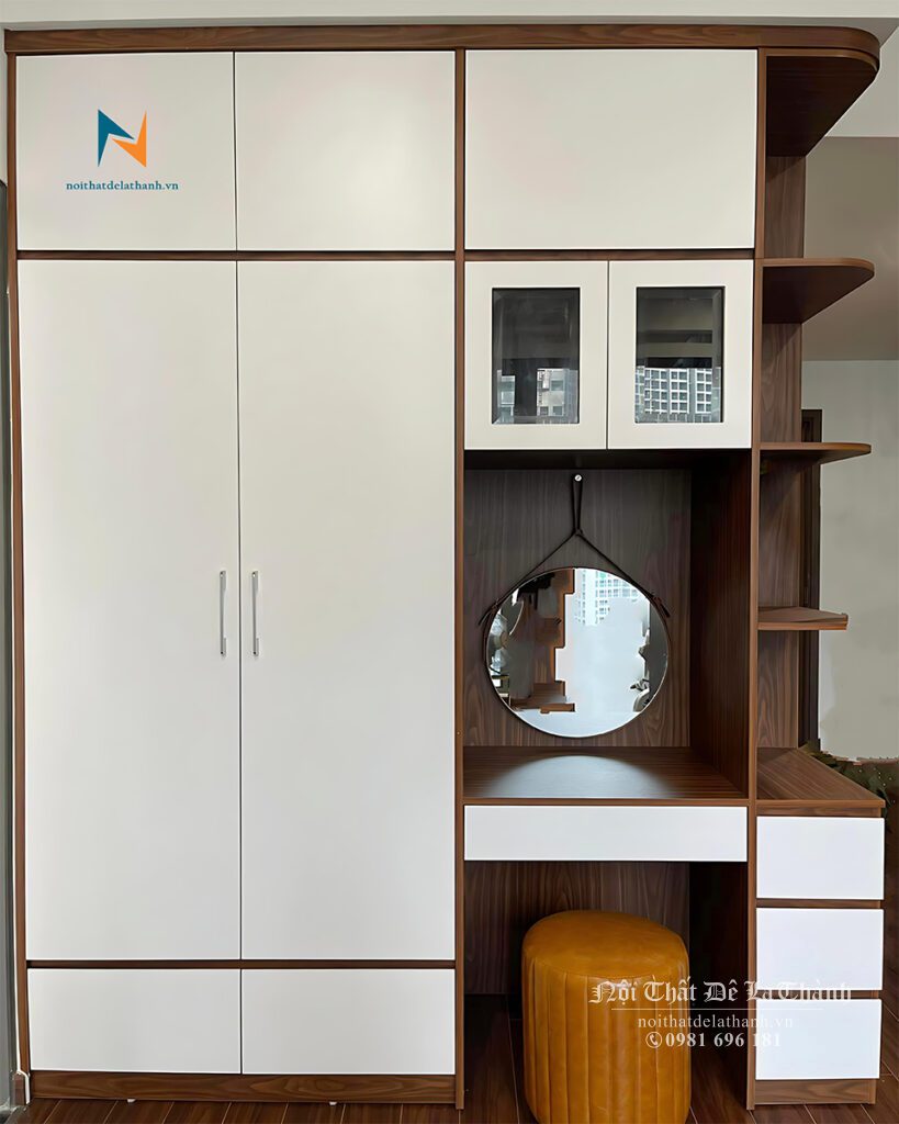 Chiếc tủ quần áo kèm bàn trang điểm 1m8x2m6 full trần, với thiết kế bên trái là khoang đựng đồ, bên phải là bàn trang điểm, bên phải cùng có kệ trang trí tiện dụng - một thiết kế hiện đại và đa năng