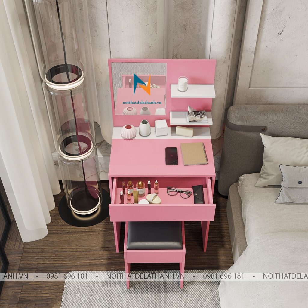 Chiếc bàn phấn màu hồng thiết kế với chiếc ngăn kéo dành để các đồ makeup