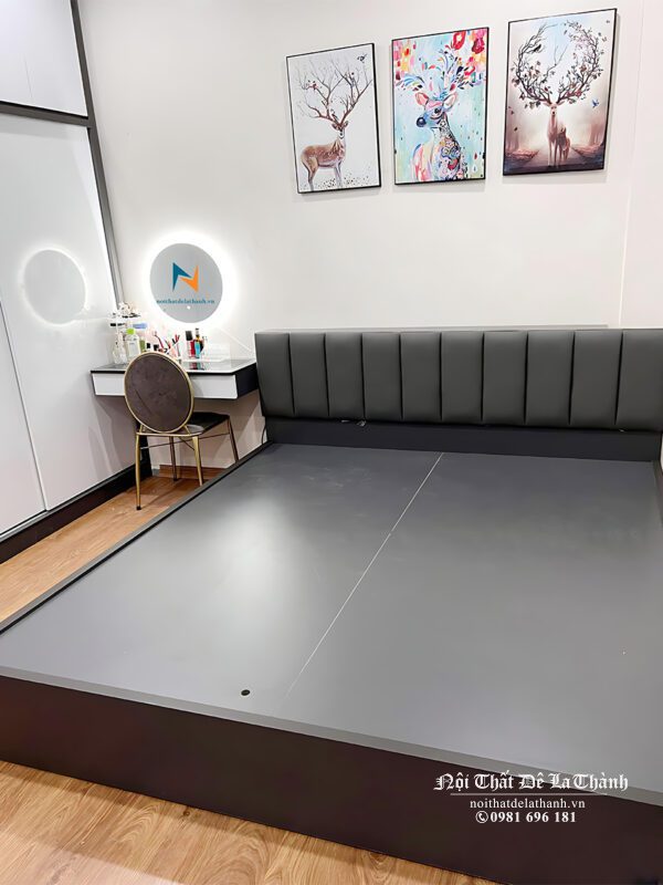 Phòng cưới được thiết kế theo phong cách hiện đại tối giản, 2 gam màu trắng - đen tạo nên 1 combo giường tủ rất sang