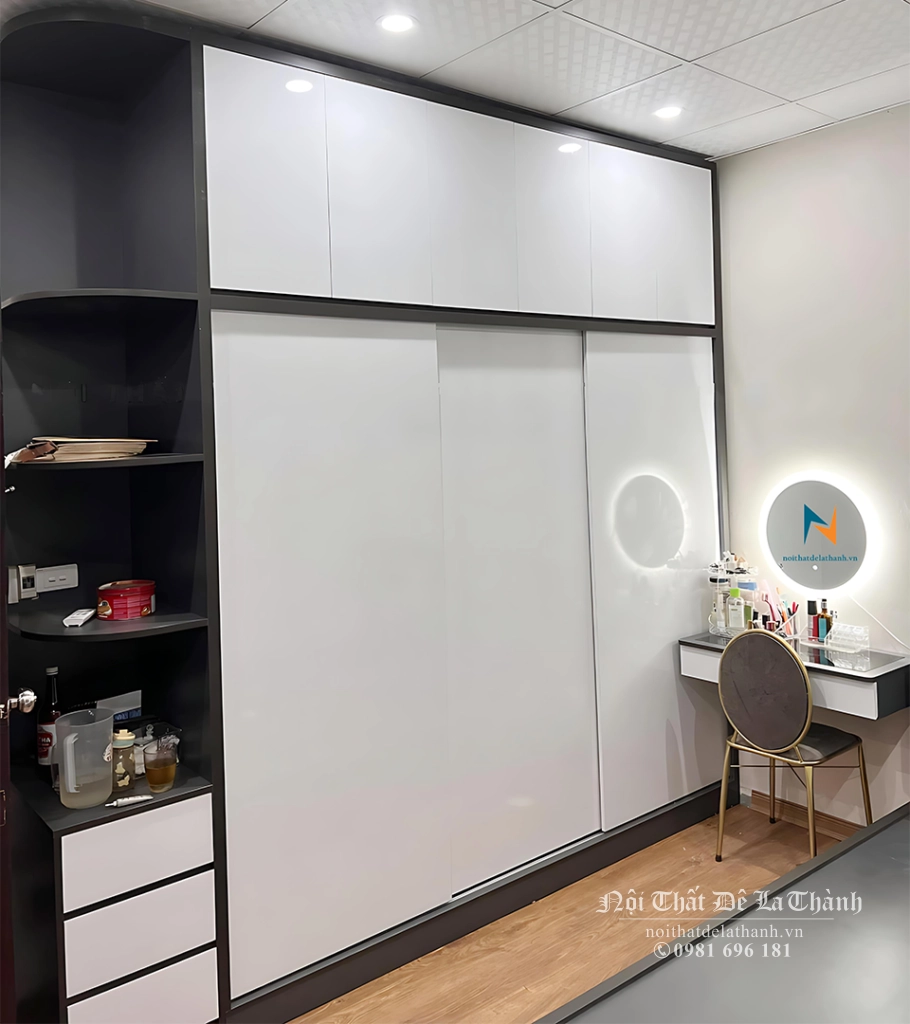Combo giường tủ cưới giá rẻ được thiết kế và thi công theo phong cách hiện đại, chất liệu gỗ công nghiệp MDF, gồm tủ 2mx2m6 cánh lùa, giường 1m8x2m đầu bọc da, bàn phấn treo gương led đi kèm ghế, màu sắc trắng đen tương phản rất sang trọng