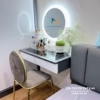 Chiếc bàn trang điểm cô dâu với gương led tròn tạo điểm nhấn đẹp mắt cho căn phòng cưới