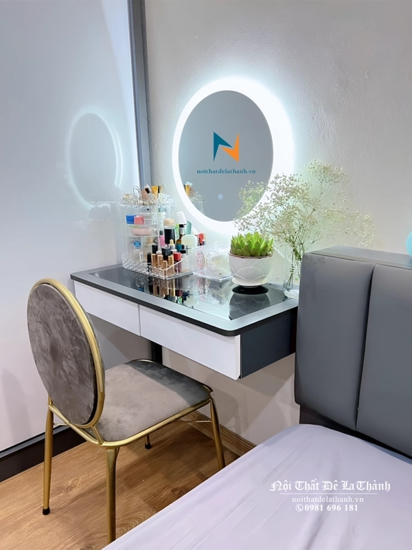 Chiếc bàn trang điểm cô dâu với gương led tròn tạo điểm nhấn đẹp mắt cho căn phòng cưới