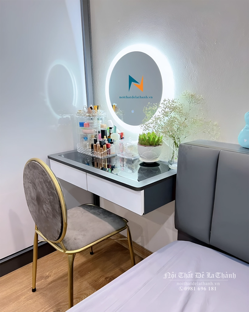 Chiếc bàn trang điểm cô dâu với gương led tròn tạo điểm nhấn đẹp mắt cho căn phòng cưới