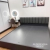 Phòng cưới được thiết kế theo phong cách hiện đại tối giản, 2 gam màu trắng - đen tạo nên 1 combo giường tủ rất sang