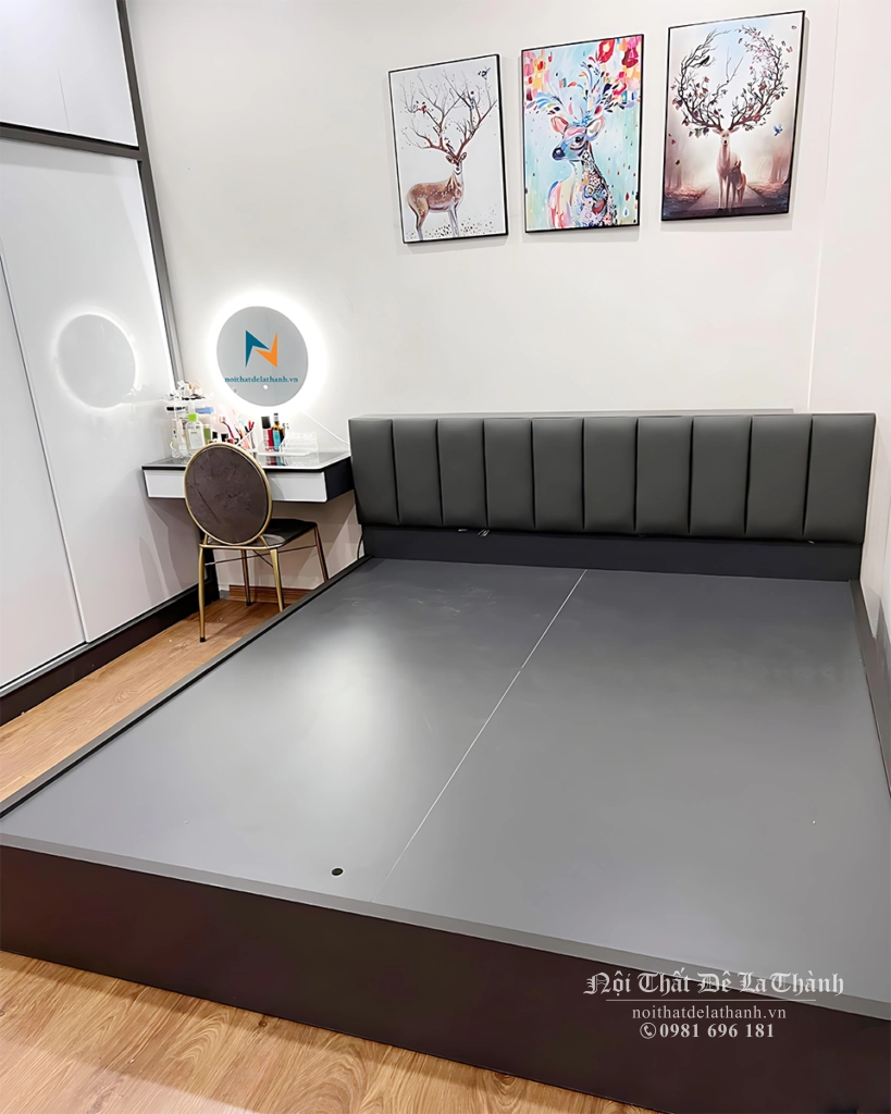 Phòng cưới được thiết kế theo phong cách hiện đại tối giản, 2 gam màu trắng - đen tạo nên 1 combo giường tủ rất sang