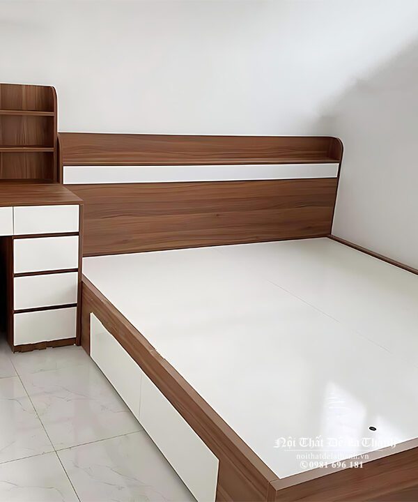 Bộ combo bao gồm chiếc giường 1m2x2m, phối màu nâu và màu trắng (đầu cao có kẻ trắng, mặt ngăn kéo màu trắng) bên cạnh là chiếc bàn trang điểm rộng 1m2
