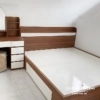 Bộ combo bao gồm chiếc giường 1m2x2m, phối màu nâu và màu trắng (đầu cao có kẻ trắng, mặt ngăn kéo màu trắng) bên cạnh là chiếc bàn trang điểm rộng 1m2