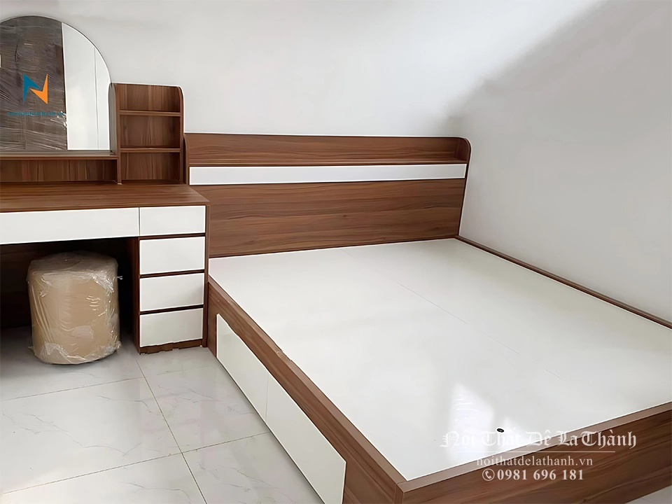 Bộ combo bao gồm chiếc giường 1m2x2m, phối màu nâu và màu trắng (đầu cao có kẻ trắng, mặt ngăn kéo màu trắng) bên cạnh là chiếc bàn trang điểm rộng 1m2