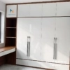 Giường tủ gỗ công nghiệp giá rẻ thiết kế theo phong cách hiện đại, chất liệu MDF phủ melamine chống trầy xước, gồm chiếc tủ 2mx2m6, giường đầu hộp 2 ngăn kéo 1m6x2m, bàn trang điểm đứng gương tròn 1m, bàn làm việc 1m2