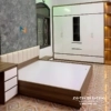 Combo nội thất phòng ngủ giá rẻ được thiết kế theo phong cách hiện đại, chất liệu gỗ công nghiệp MDF phủ melamine chống trầy, gồm tủ 2m4x2m45, giường 1m8 đầu cao bọc nệm, táp 60cm, bàn phấn đứng 1m2 gương da treo