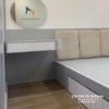 Combo sử dụng tone màu xám chủ đạo, kết hợp với màu trắng, giường gắn đệm nỉ nhung chia mảnh