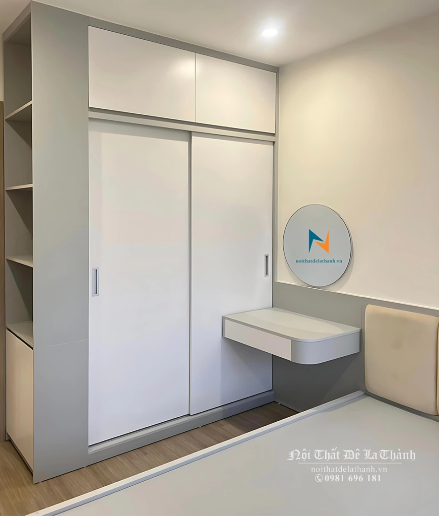 Combo gồm tủ cánh lùa 1m6x2m6 kịch trần, bên trái có kê góc trang trí