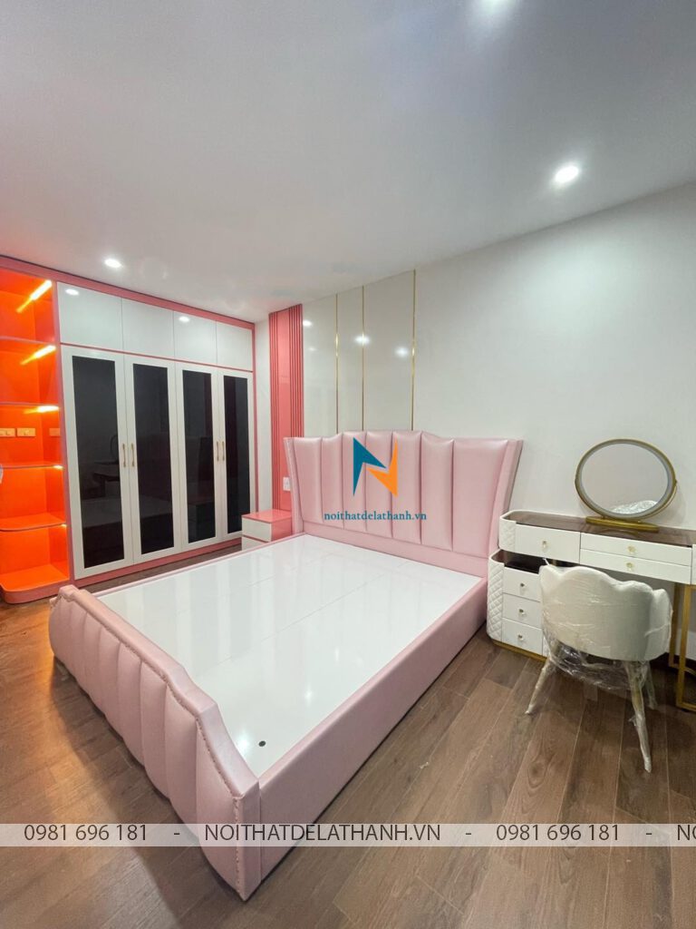 Combo decor phòng ngủ nữ màu hồng này gồm tủ cánh kính 2mx2m6; giường bọc da toàn thân, bàn phấn nhập khẩu, táp đầu giường và phần vách ốp đầu giường