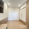 Bộ giường liền tủ phong cách hiện đại, chất liệu gỗ công nghiệp MDF, thân màu gỗ, cánh và mặt ngăn kéo màu trắng. Tủ kích thước 1m6x2m6, giường 1m6x2m có 2 ngăn kéo, bàn học 1m