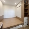 Chiếc tủ liền giường thiết kế có 2 cánh lùa giúp việc lấy đồ trở nên dễ dàng, không vướng víu