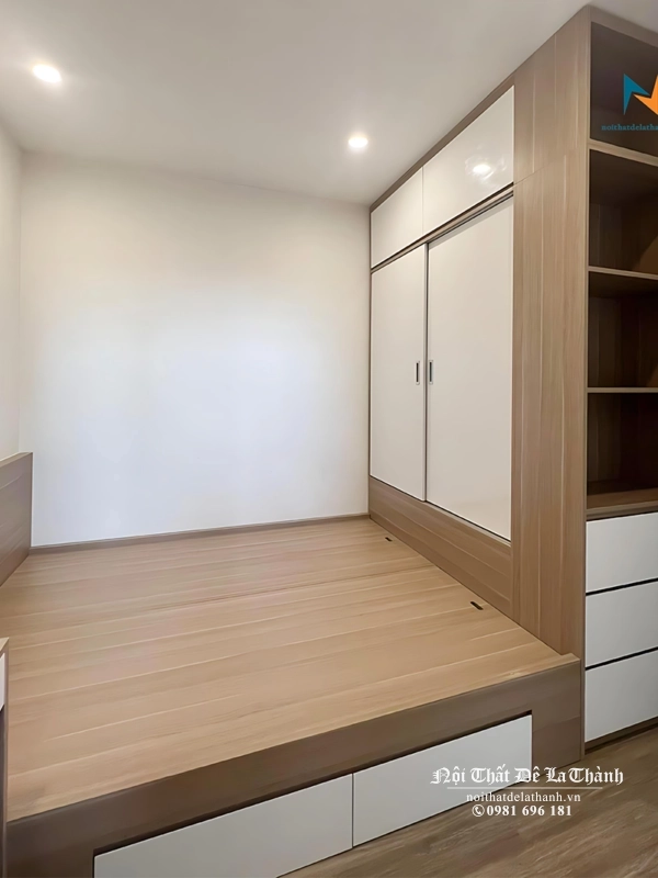 Chiếc tủ liền giường thiết kế có 2 cánh lùa giúp việc lấy đồ trở nên dễ dàng, không vướng víu