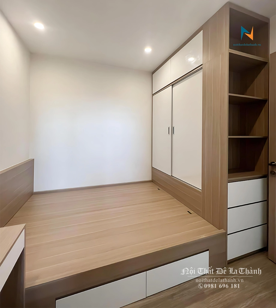 Chiếc tủ liền giường thiết kế có 2 cánh lùa giúp việc lấy đồ trở nên dễ dàng, không vướng víu