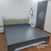Bộ giường thông minh kết hợp tủ bao gồm chiếc giường 1m8, tủ 2m8x2m6 kịch trần, bàn phấn gương treo và 2 táp đầu giường, chất liệu gỗ MDF phủ melamine, màu pha giữa màu chì và màu trắng rất đẹp mắt