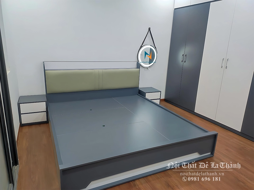 Bộ giường thông minh kết hợp tủ bao gồm chiếc giường 1m8, tủ 2m8x2m6 kịch trần, bàn phấn gương treo và 2 táp đầu giường, chất liệu gỗ MDF phủ melamine, màu pha giữa màu chì và màu trắng rất đẹp mắt