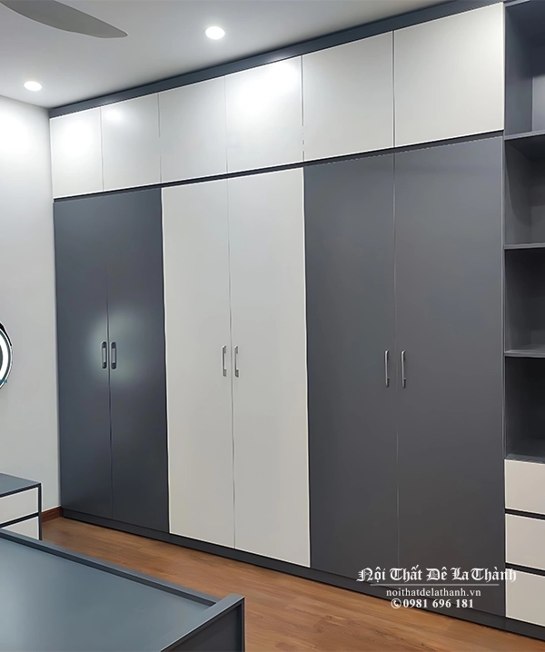 Trong combo, chủ nhà ưa sự tối giản khi sử dụng 1 chiếc gương led treo trên chiếc táp đầu giường