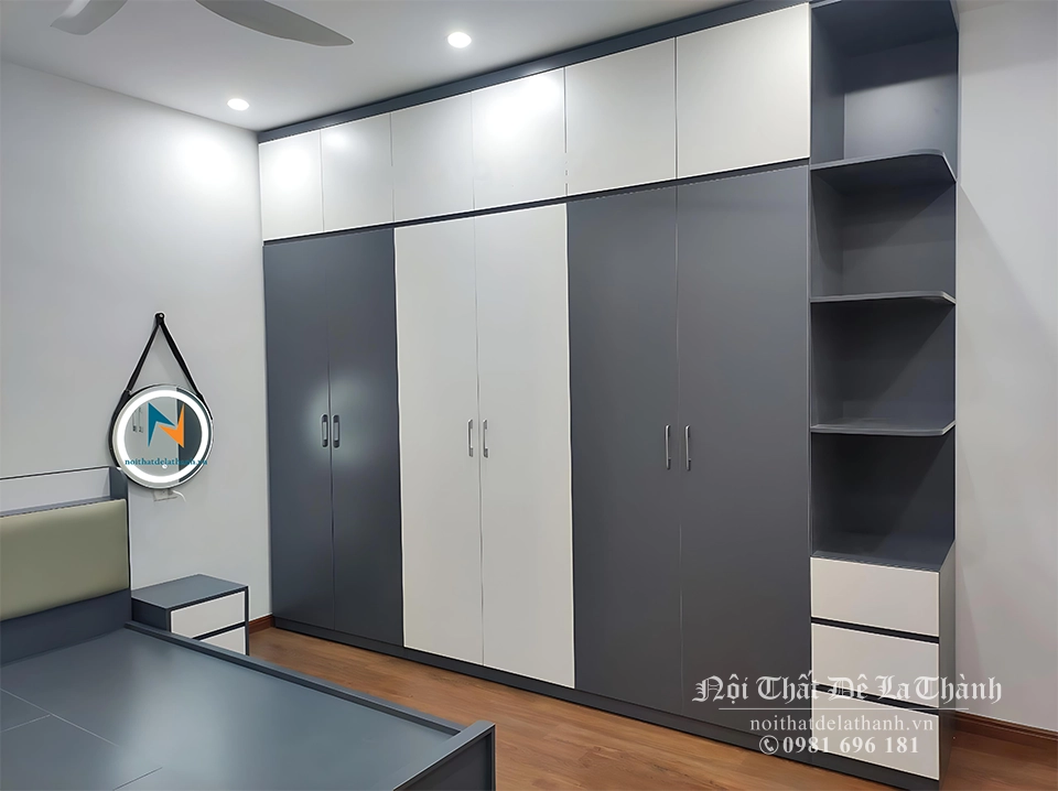 Trong combo, chủ nhà ưa sự tối giản khi sử dụng 1 chiếc gương led treo trên chiếc táp đầu giường